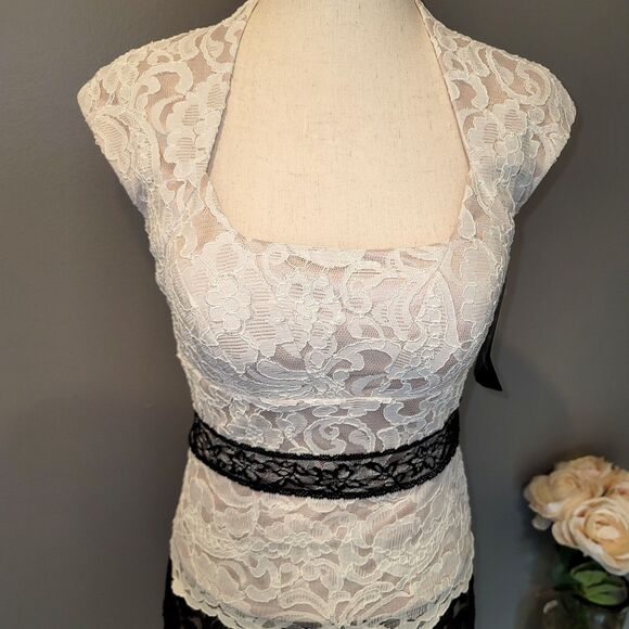 JAX Two Toned Ivory/Black Lace Fitted Dress with Lace Belt Size 2 - Picture 3 of 9